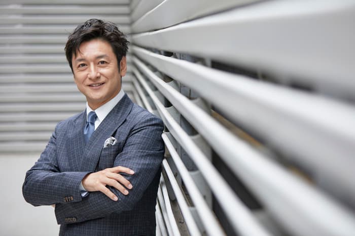帥大叔石丸幹二（圖）也確診，他與武田真治合作的舞台劇目前仍不知會延到何時。（翻攝自石丸幹二推特）
