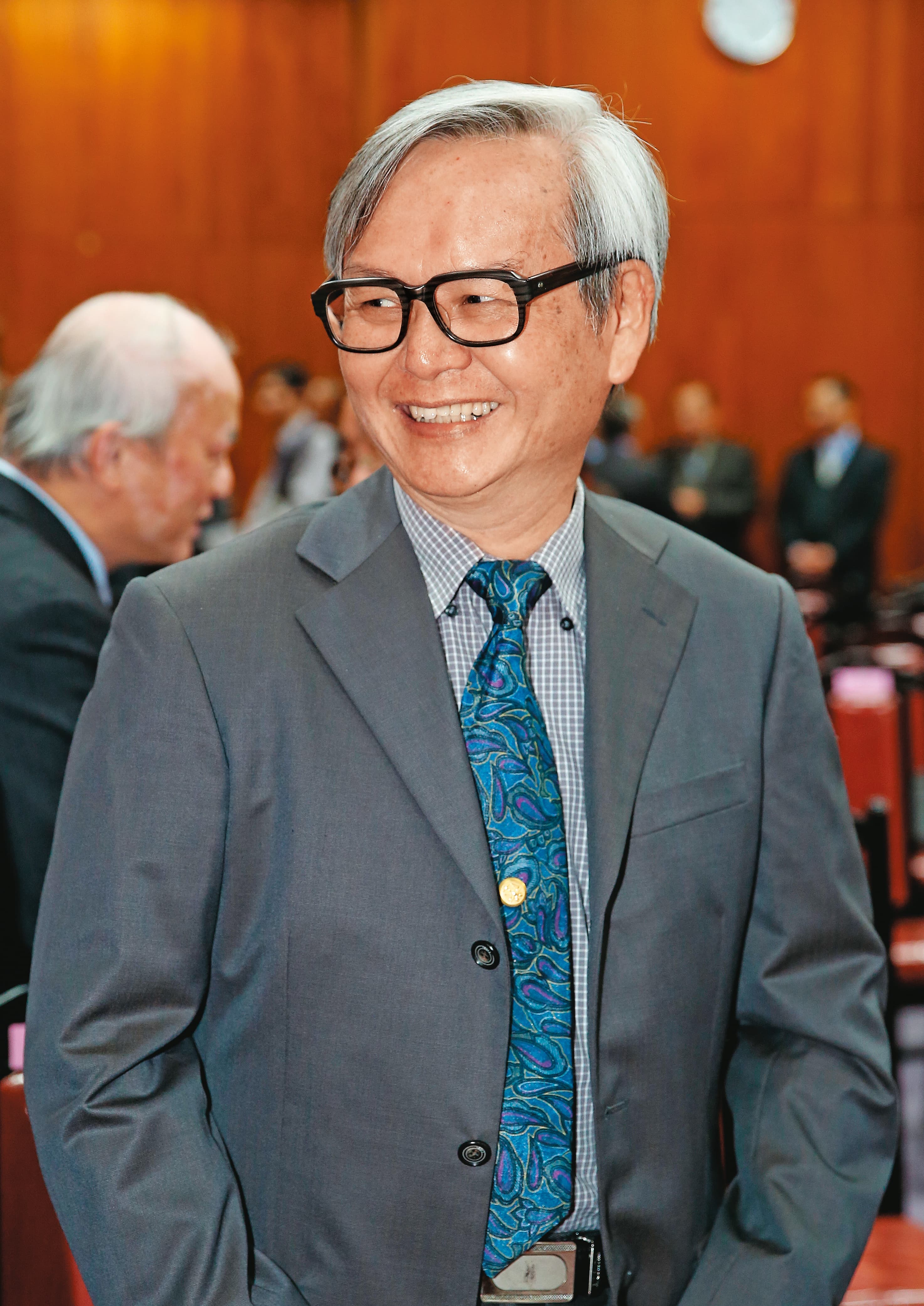 懲戒法院現任法官洪佳濱（圖）不僅與翁茂鍾多次見面，還收受翁至少4件高級襯衫。