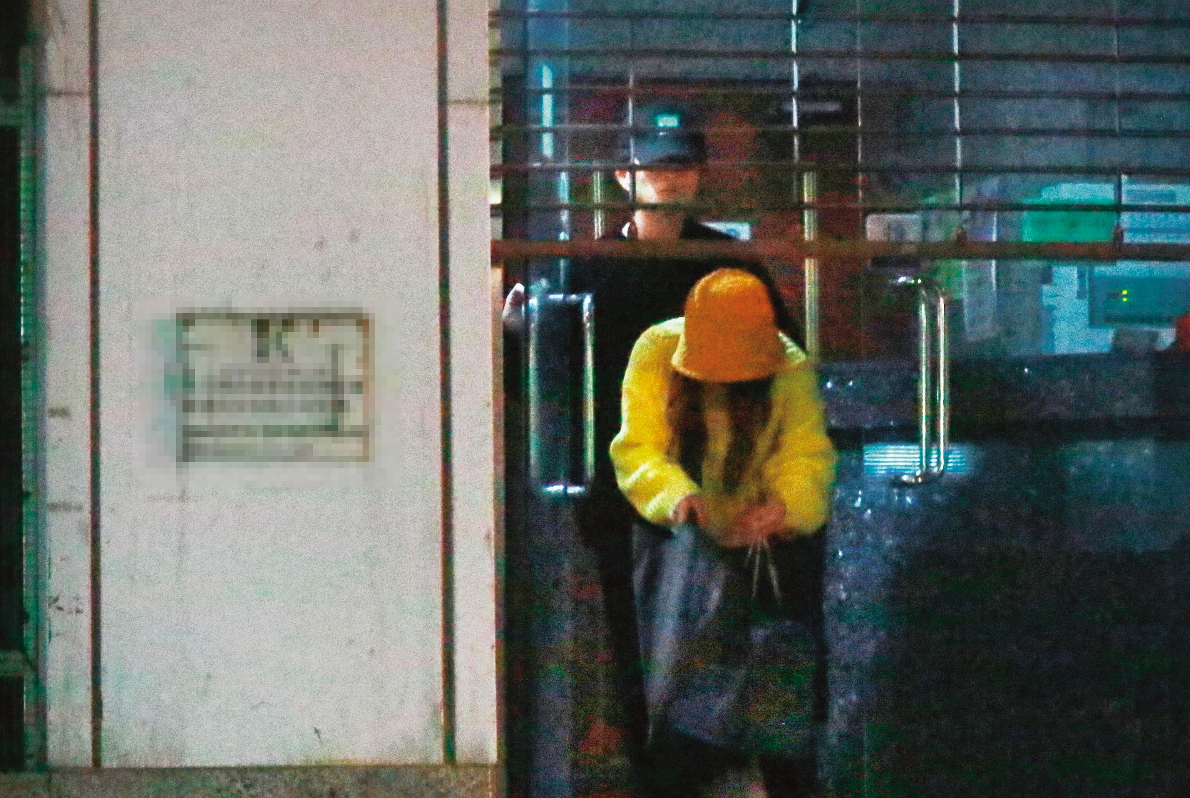 2020/12/19 00：49，三更半夜，采子（前）出現在民宅門口，邱鋒澤（後）跟隨在後現身。