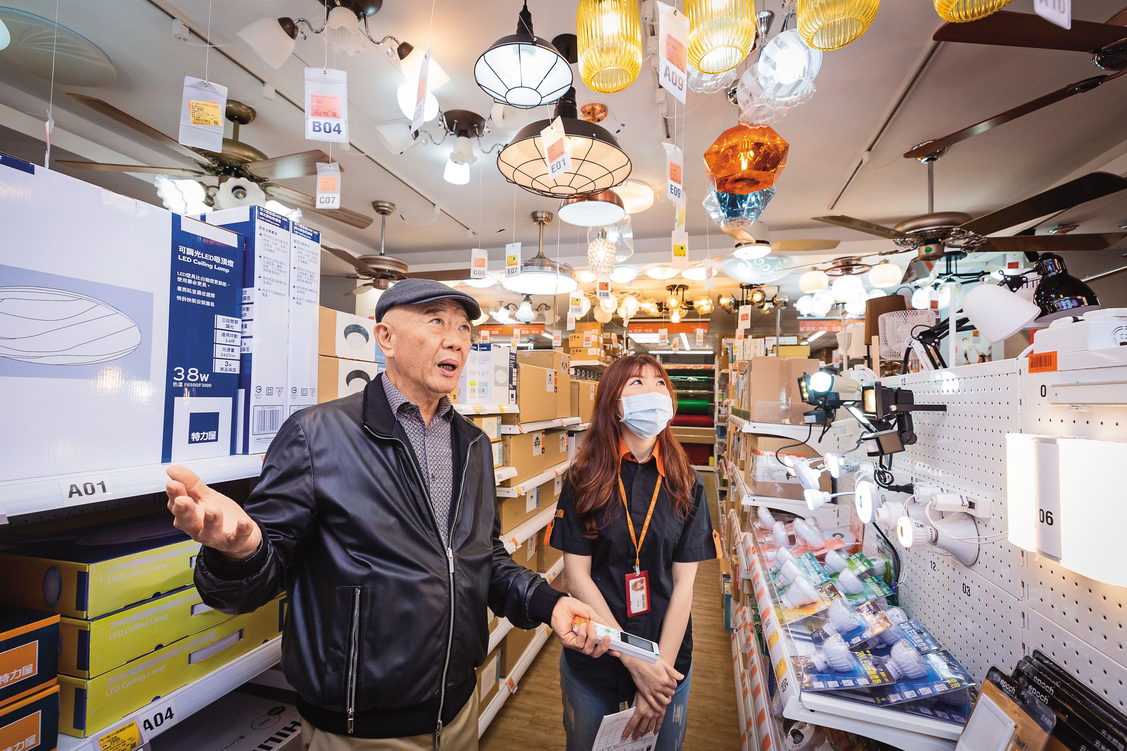 何湯雄（左）現在還會抽空到特力屋巡場，針對商品內容、陳設，提出意見。