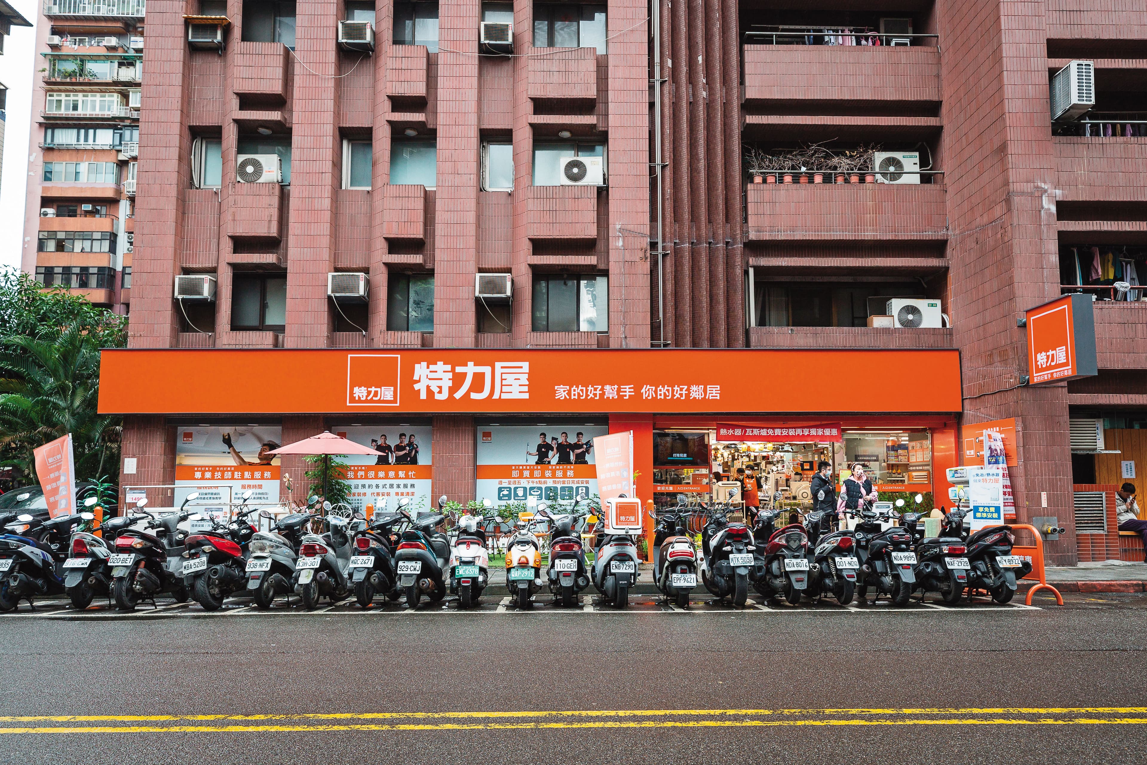 去年特力屋開始強打面積200坪以內的社區店，因地制宜提供商品，也更加強服務。
