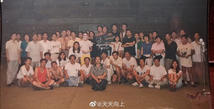 宋小川釋出當年《霸王別姬》電影殺青劇照。（翻攝自《天天向上》微博）