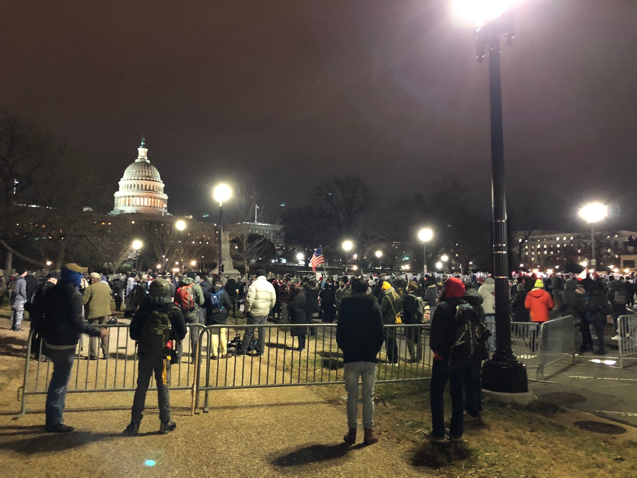 美國會大廈四周聚集大批支持者，並與警方對峙。（翻攝自kristoncapps推特）
