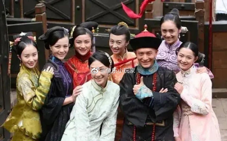 據悉黃曉明與李菲兒（後排左4）是在拍《鹿鼎記》時相戀，李菲兒當時飾演曾柔一角。（翻攝自魚樂小玩家微博）