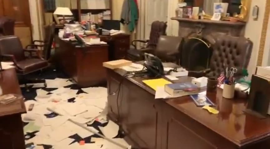 眾議院議長裴洛西的辦公室遭闖入破壞。（翻攝自推特@alizaslav）