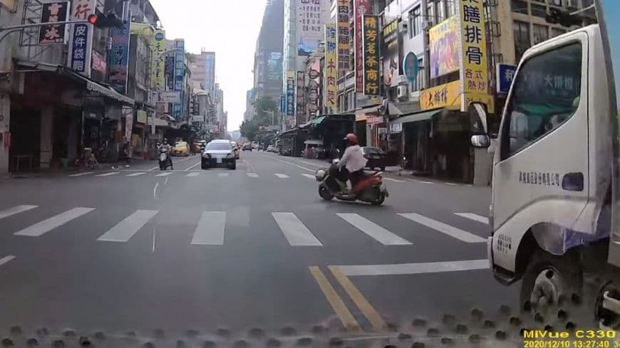 搶匪數度為危險駕駛，包含逆向超車。（翻攝自當事人臉書）
