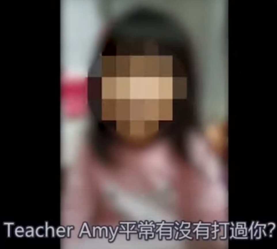 新北市知名幼稚園教保員掌摑聽損兒，造成聽力受損的永久性傷害，園方監視器卻「完全沒有畫面」。（翻攝畫面）