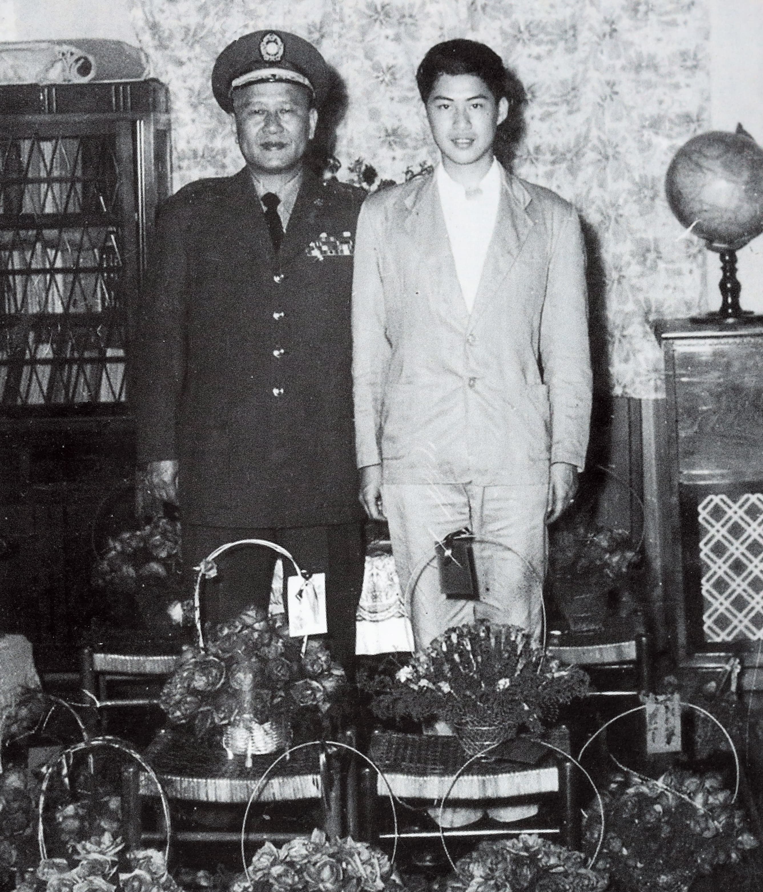白先勇（右）就讀台大時期，和父親（左）於家中合影。他說，那時忙於創辦《現代文學》，忽略了父親的口述歷史，「後悔得不得了！」（白先勇提供）