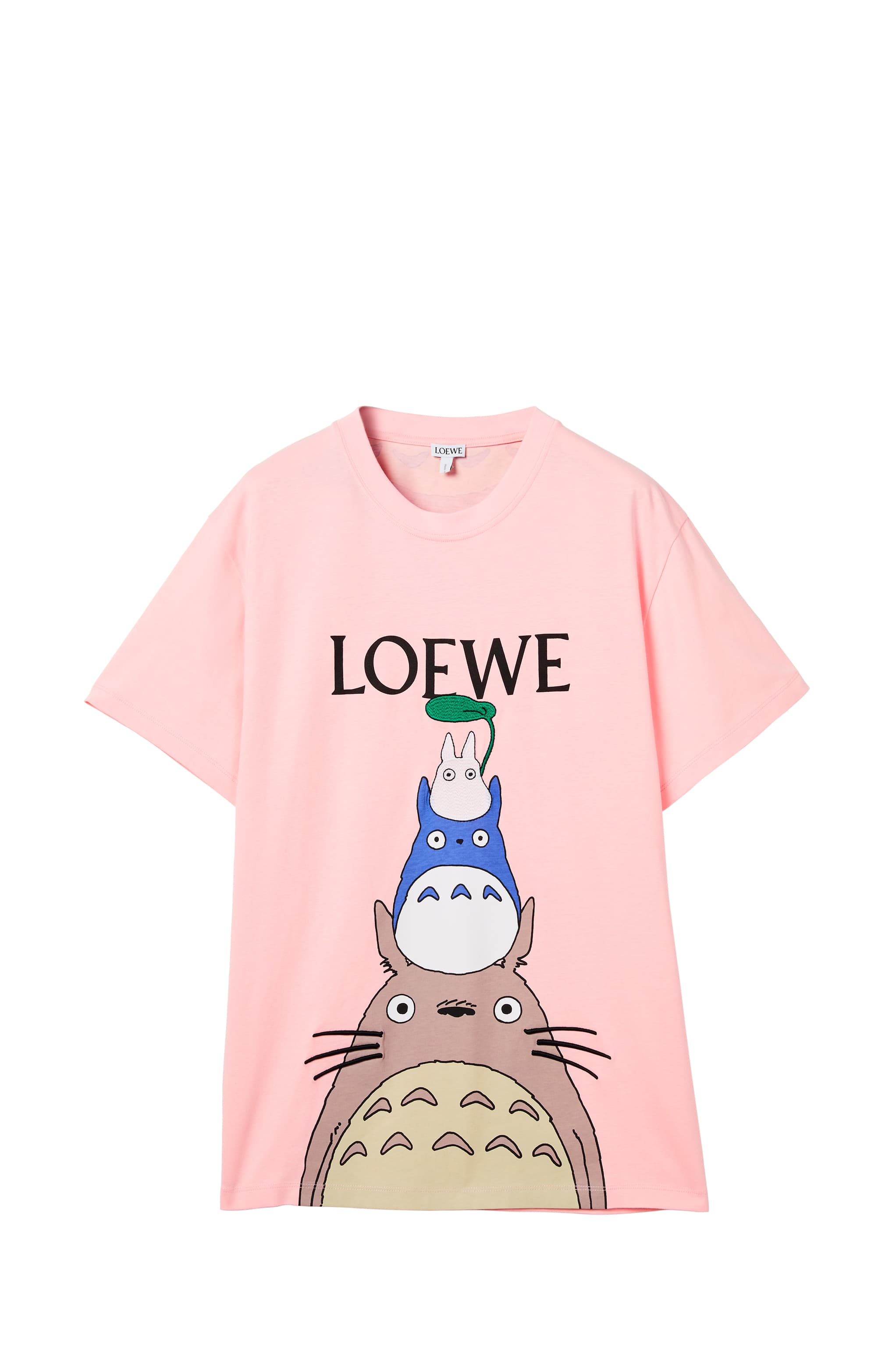 Totoro龍貓粉色短袖上衣。NT$13,000（LOEWE提供）