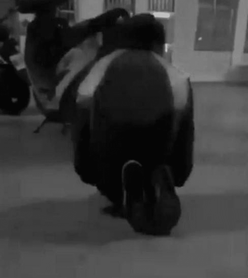 影片中只見一名男學生跪在地上，被2名同學用三字經辱罵。（翻攝畫面）