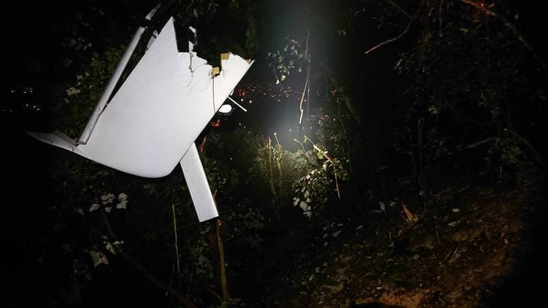 消防人員今日凌晨2時許將遺體運送下山並連繫家屬。（翻攝畫面）