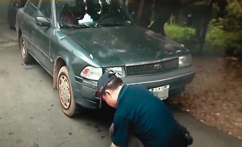 撞擊街友徐男的贓車在車禍現場附近被尋獲，車頭有明顯撞擊痕跡。（翻攝畫面）