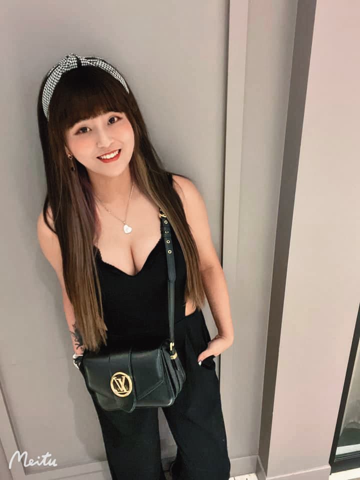 在直播平台叫賣時，丟丟妹很火辣，但私下也會扮斯文。（翻攝自丟丟妹臉書）