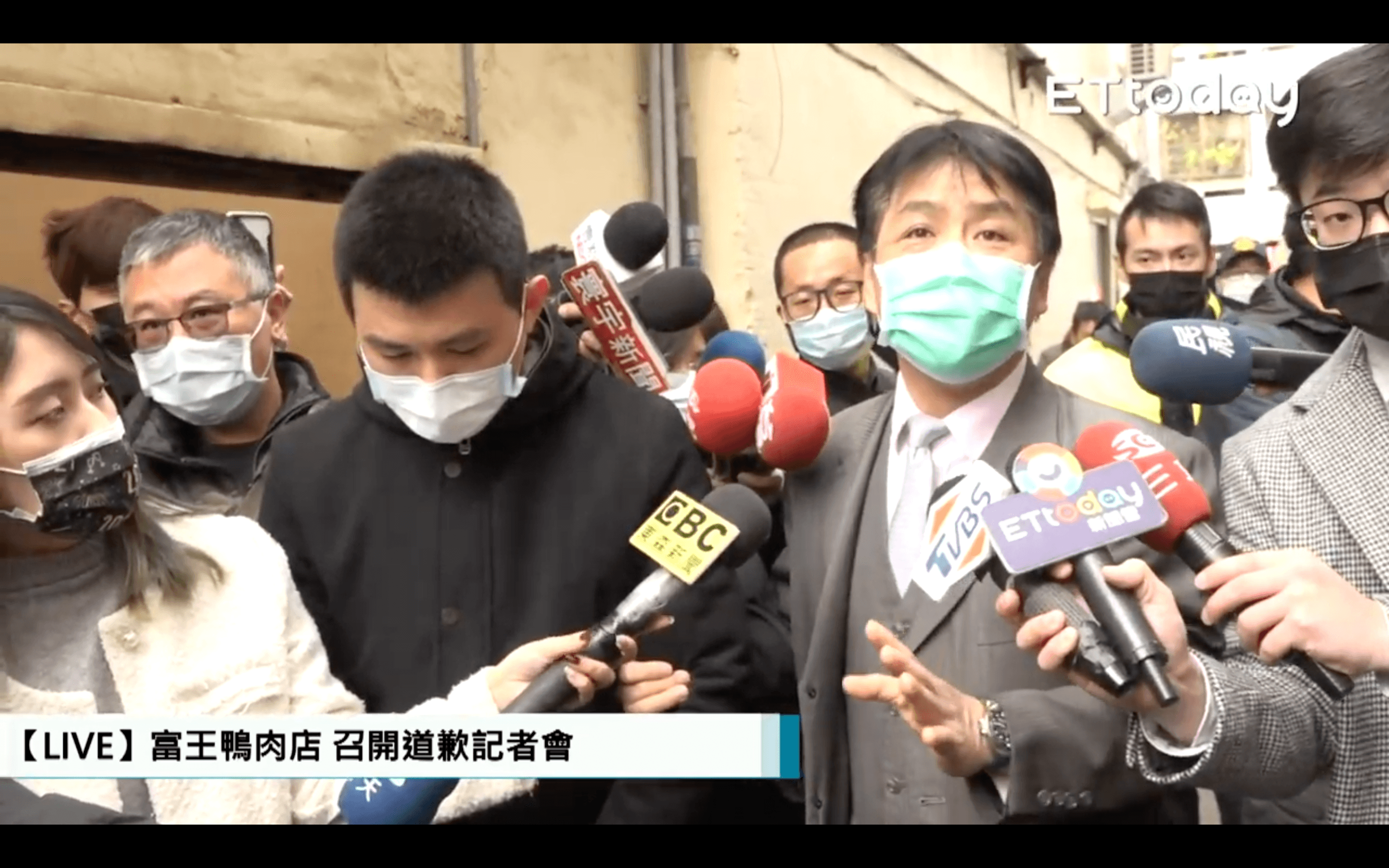 王姓負責人的委任律師（右）表示該負的責任不會規避。（翻攝自ETtoday新聞雲YouTube頻道）
