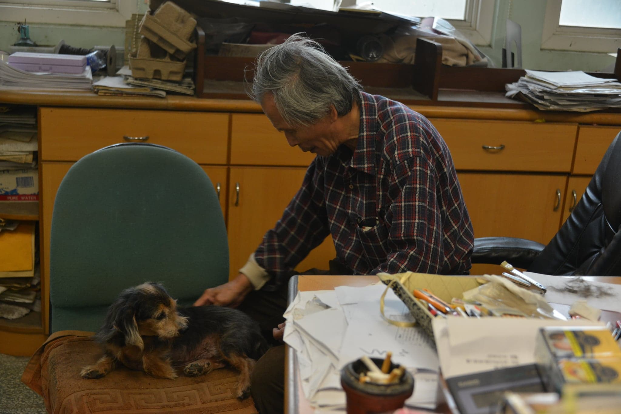張良澤與愛犬在館內相處多年，如今即將離開熟悉的地方。（翻攝自鍾延威臉書）