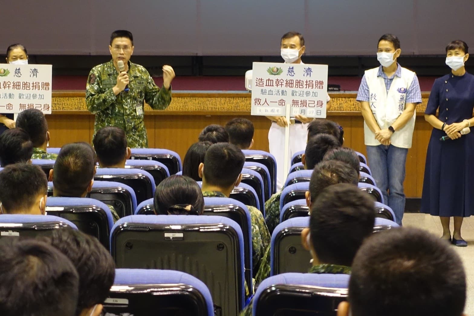 潘進隆曾跟隨慈濟造血幹細胞骨捐關懷小組，投身驗血建檔宣導活動。（慈濟提供）