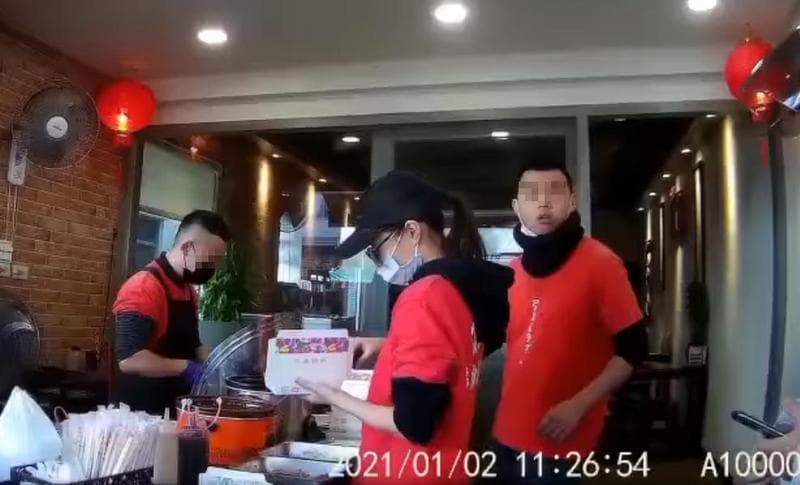 辱罵女外送員的王姓老闆（右）今出面道歉。（翻攝畫面）