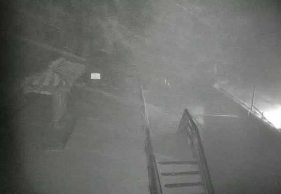 合歡山今晨起又下起雪。（翻攝即時影像監視器）