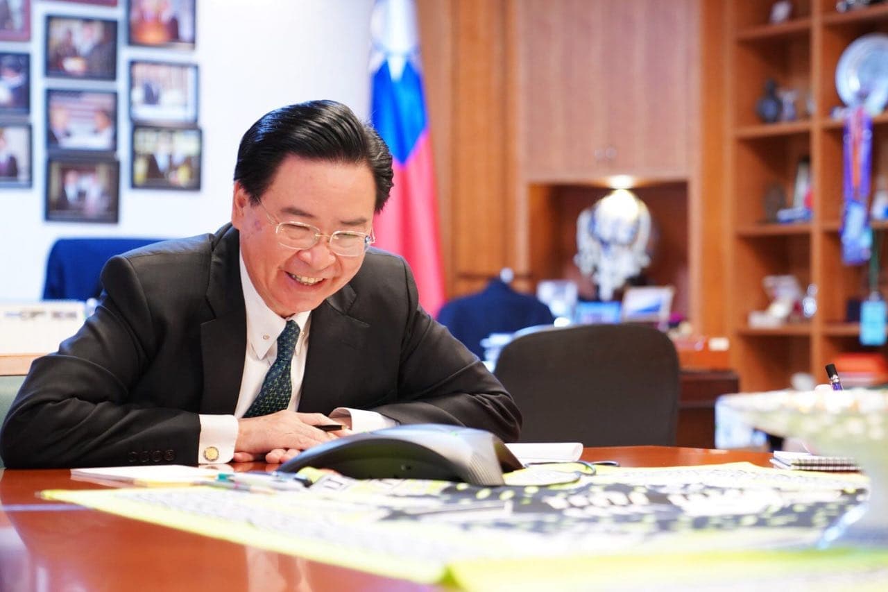 外交部長吳釗燮自信滿滿表示：「新版護照在世界通行不會有問題！」（翻攝自外交部推特）
