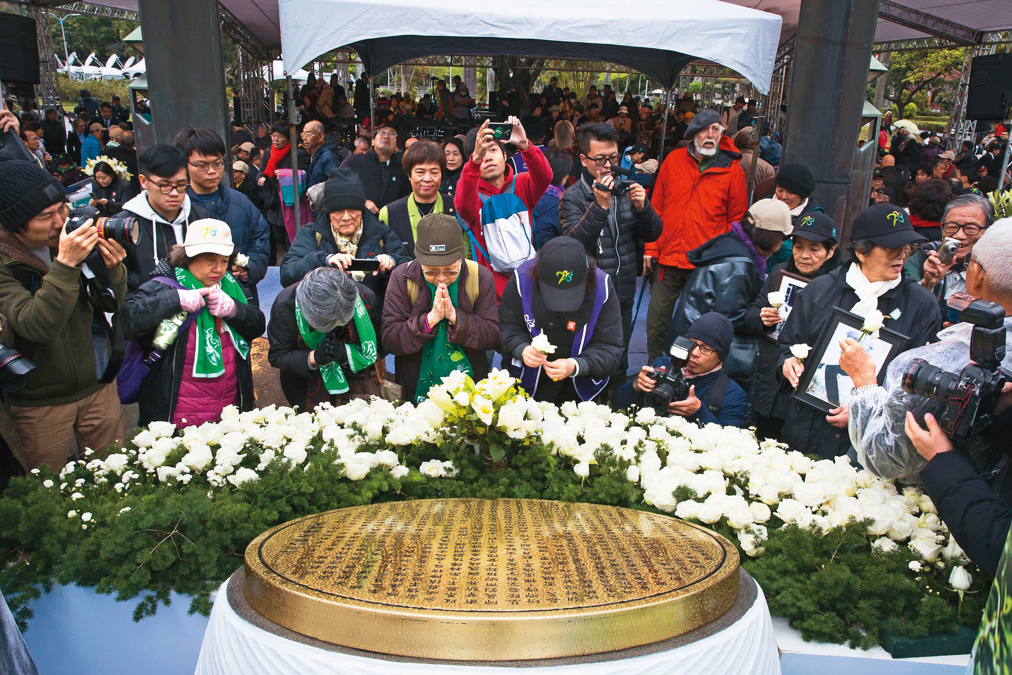 白色恐怖時代民眾遭構陷冤案，土地、財產被沒收充公，政府該如何返還，成為促轉會成立的重要任務。圖為二二八紀念日活動。