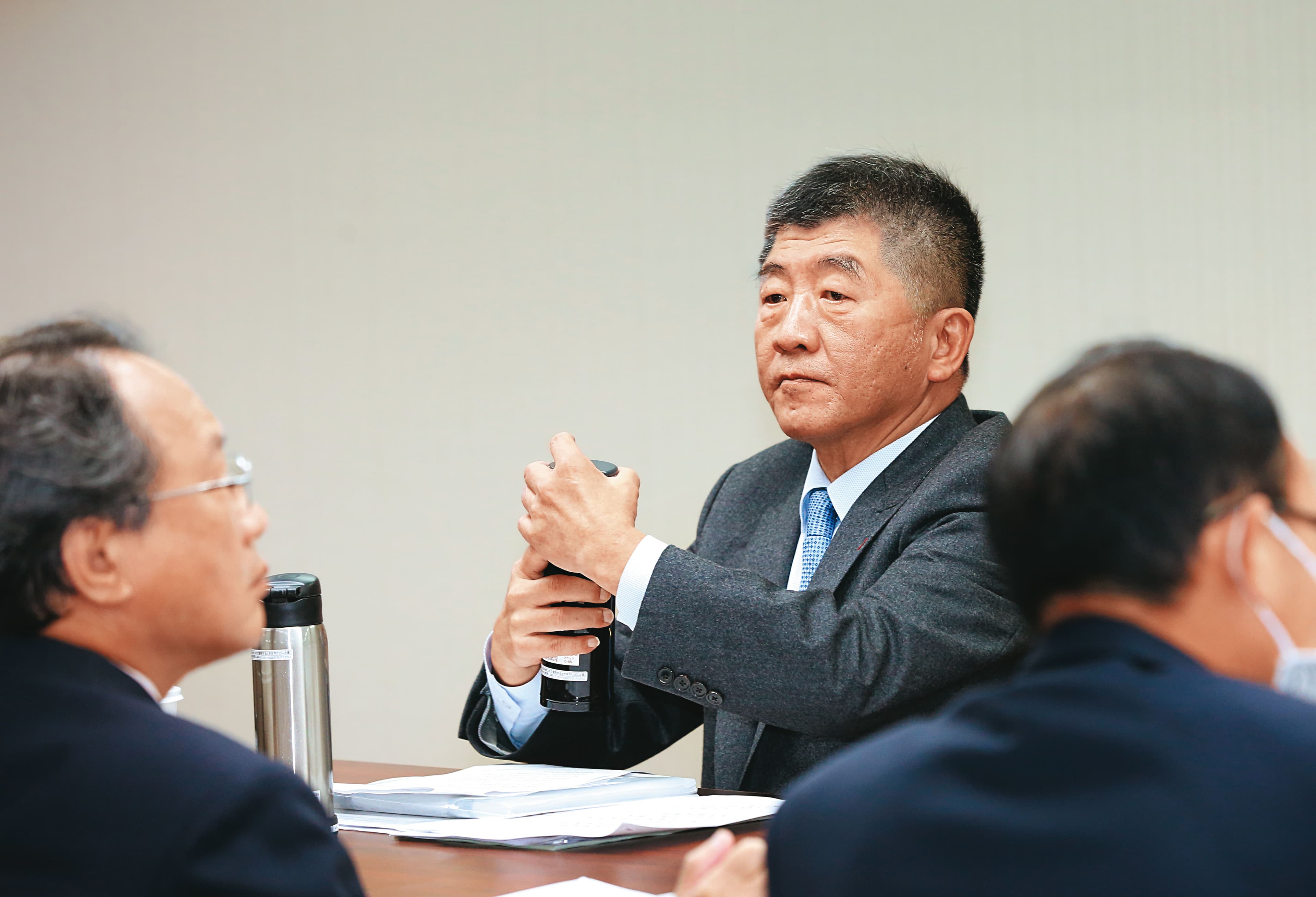 因防疫有功的衛福部長陳時中（中），被看好代表民進黨參選下屆台北市長。