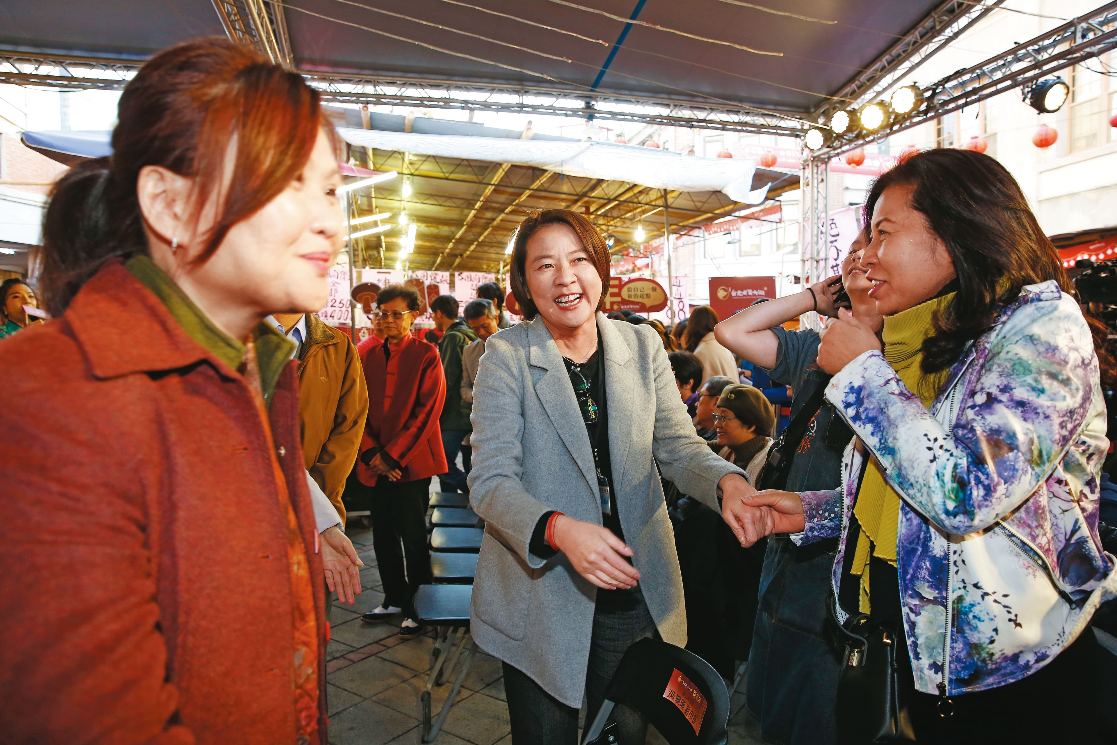 黃珊珊（中）以台北市副市長之姿勤跑基層多時，有望參選台北市長。