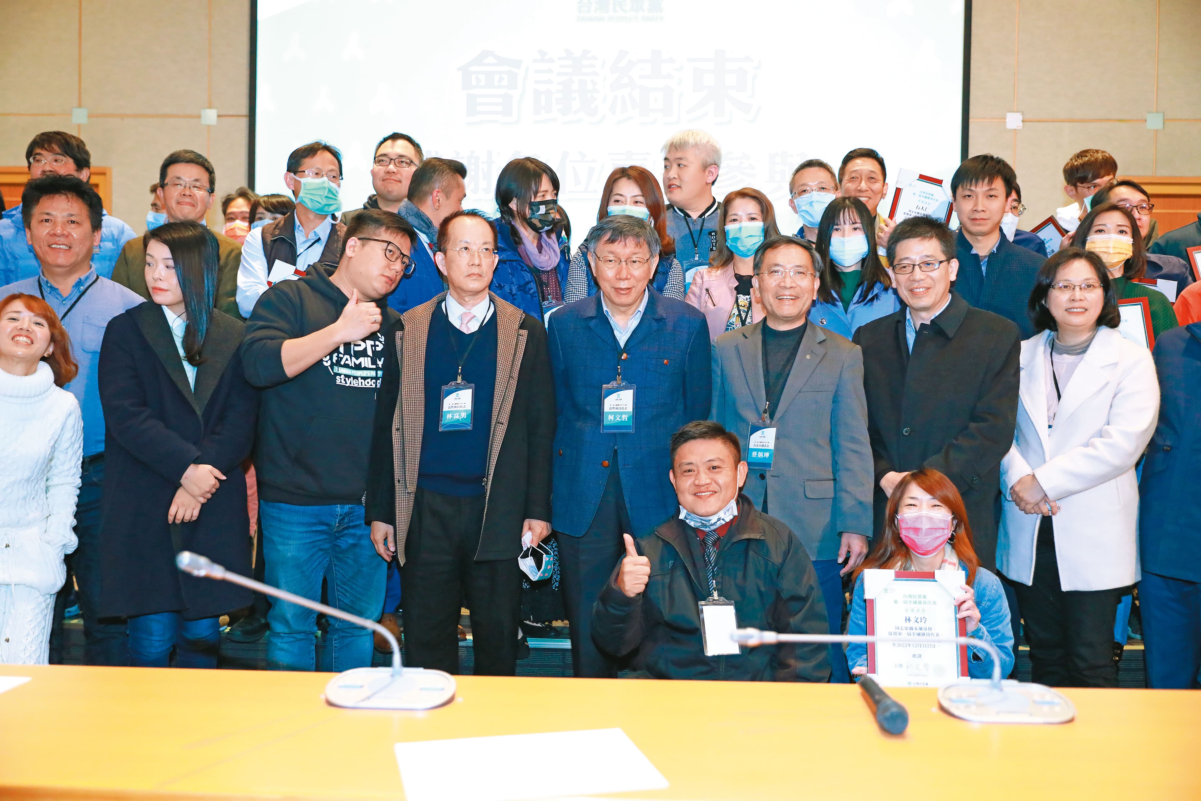 民眾黨首屆中央委員選舉，原被預料有所斬獲的蔡壁如系統最後幾乎全軍覆沒，她當天也早退，未與黨內要角合影。
