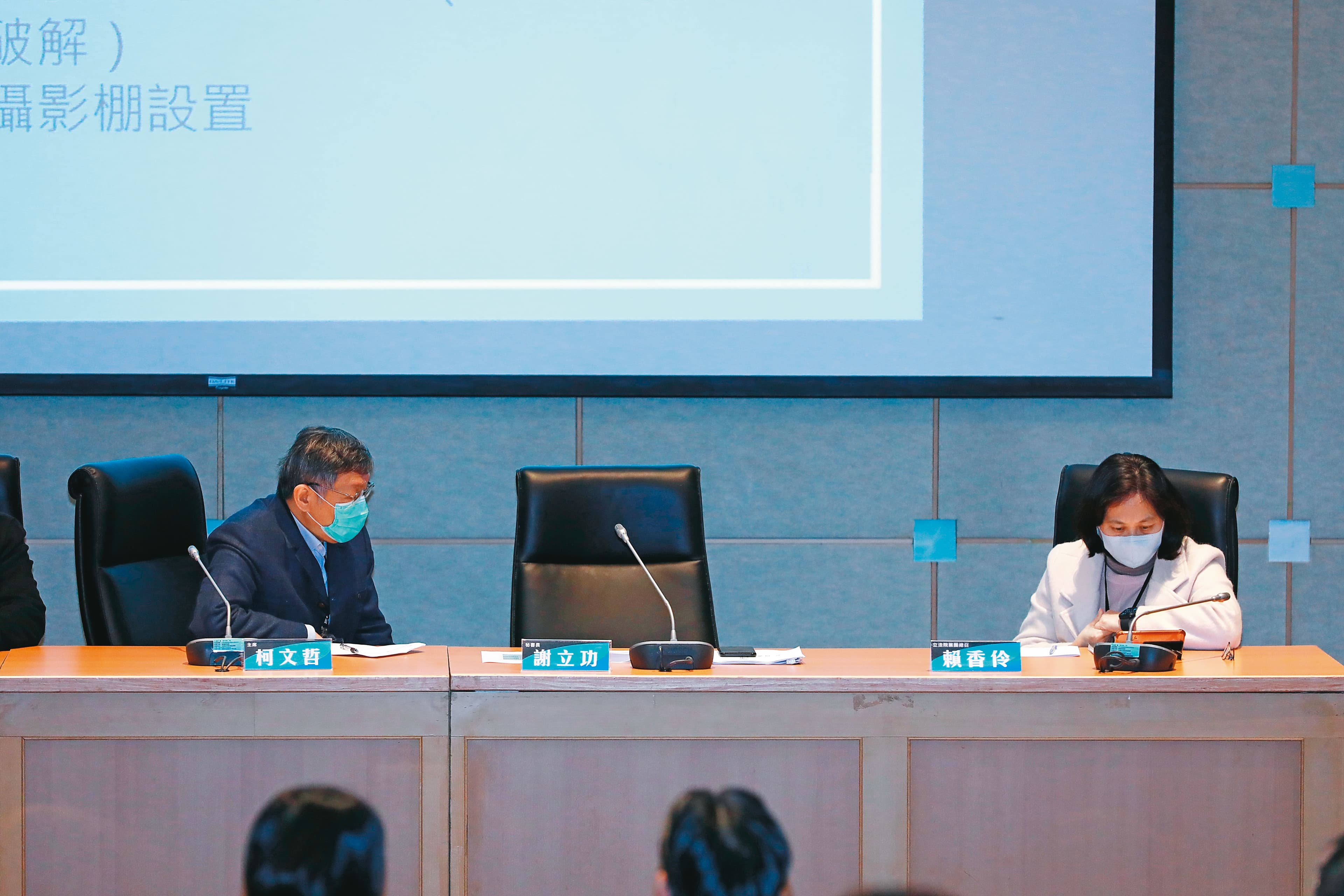 工運、北市勞工局長出身的賴香伶（右），因對北市照辦跨年晚會有不同意見惹怒柯文哲（左），2人信任關係不若以往。圖為2人出席黨代表大會。