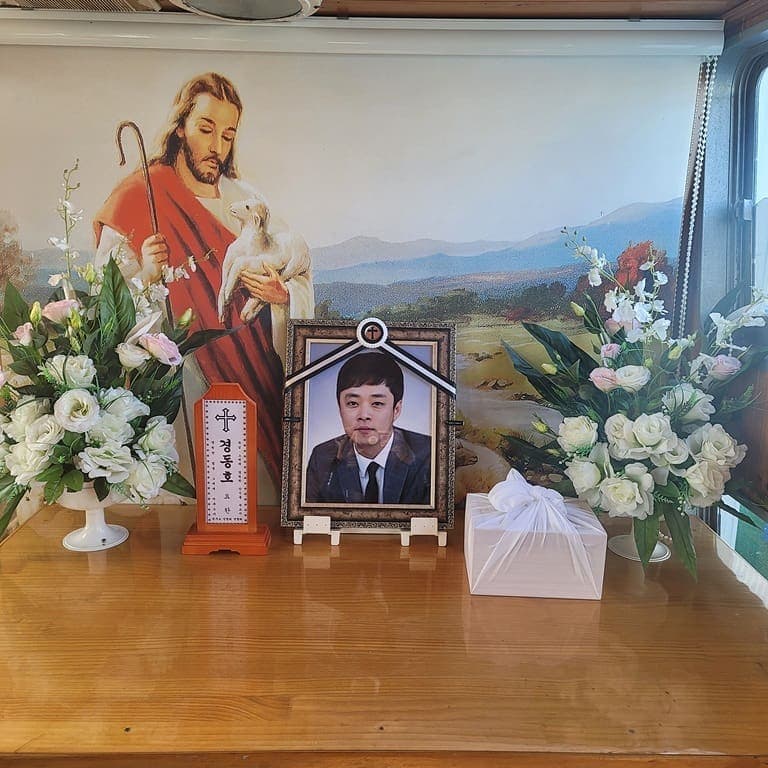 在景東浩出殯後6個小時，原本病臥在床的母親也隨之去世，讓許多人感到相當遺憾。（翻攝自IG）