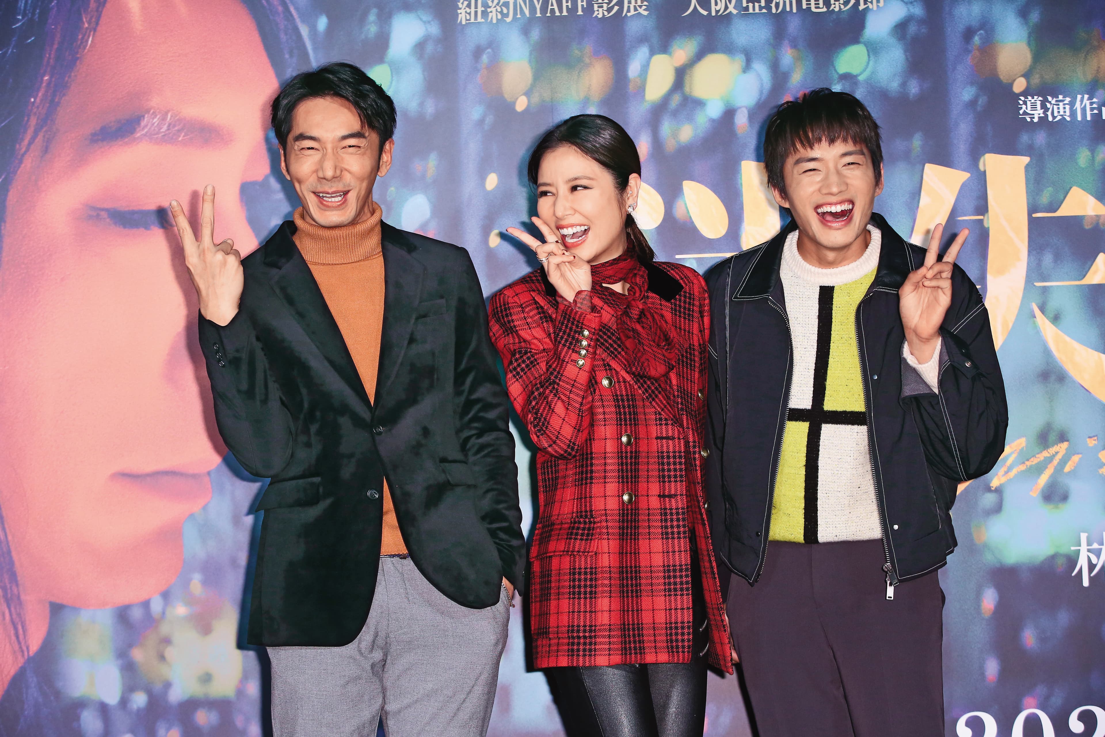 李李仁（左）中指加食指「買一送一」醬就對了！與林心如（中）、陳澤耀（右）開心比Ya，傳遞正能量。
