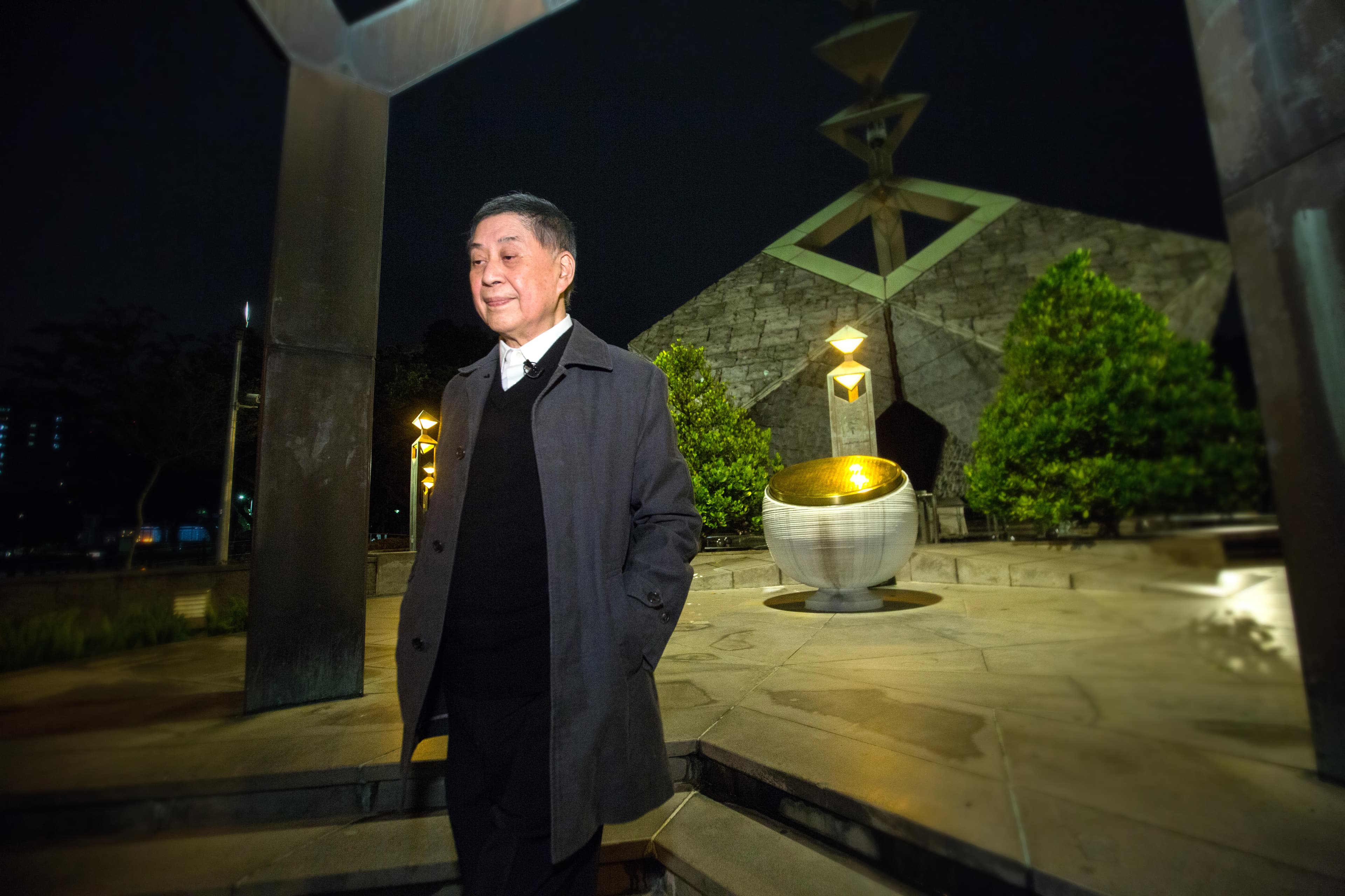 白先勇堅持到二二八紀念公園，為我們講述父親在二二八衝突中，抵達台灣第一事即下令「公開審判，停止行刑」、救了不少台灣人的故事，講到天色都黑了。