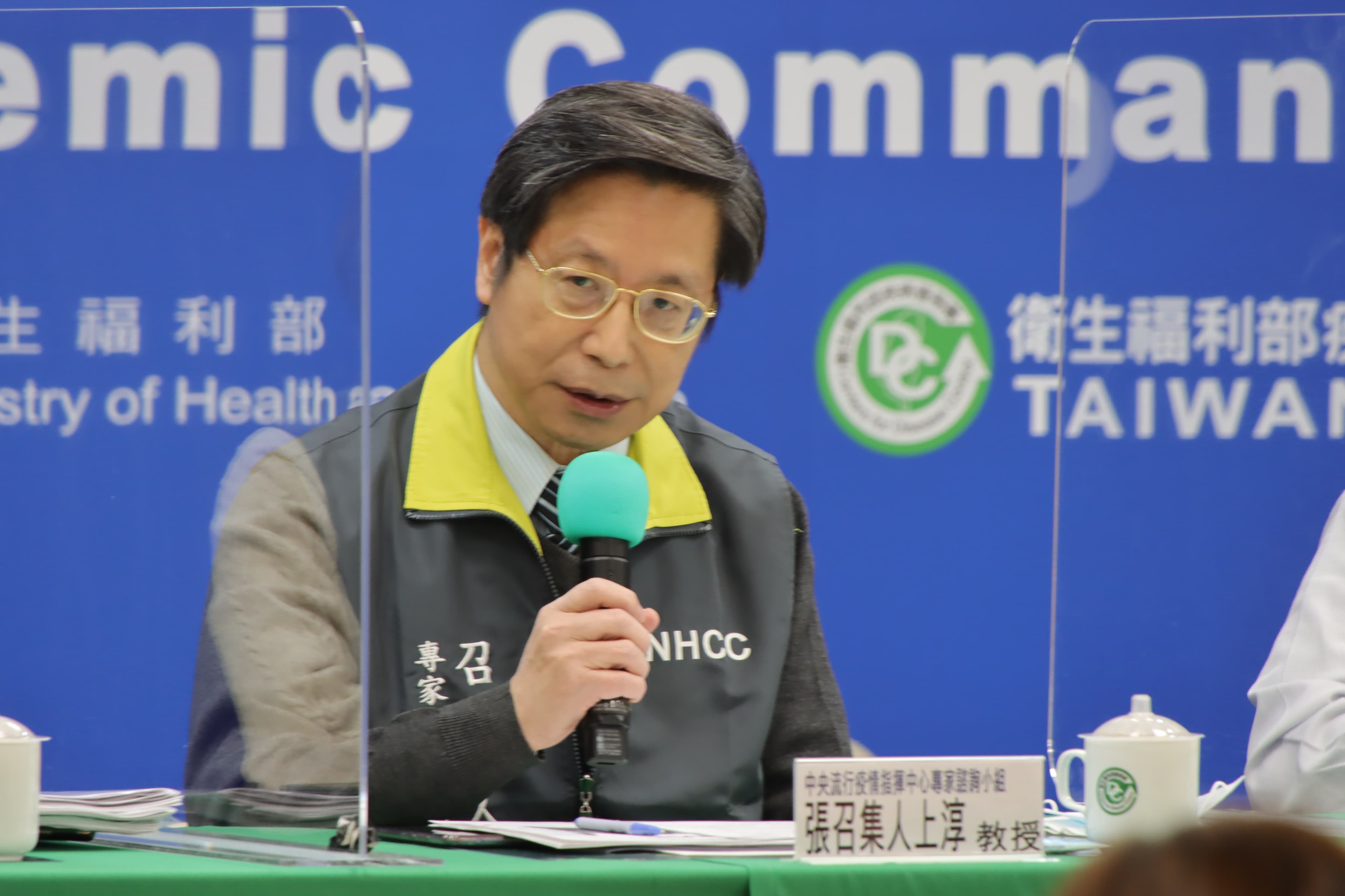 張上淳教授在今（12）日的記者會上說明醫護人員染疫情形。（指揮中心提供）