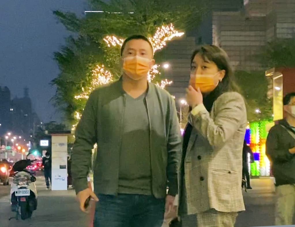 去年12月，李世聰大女兒李凱莉（右）全面接掌龍巖，至今接班已滿一個月。