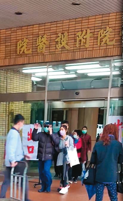 2021/01/04 11:57,本刊直擊,李世聰(戴黑帽者)上週到台大醫院回診,身體狀況無大礙。