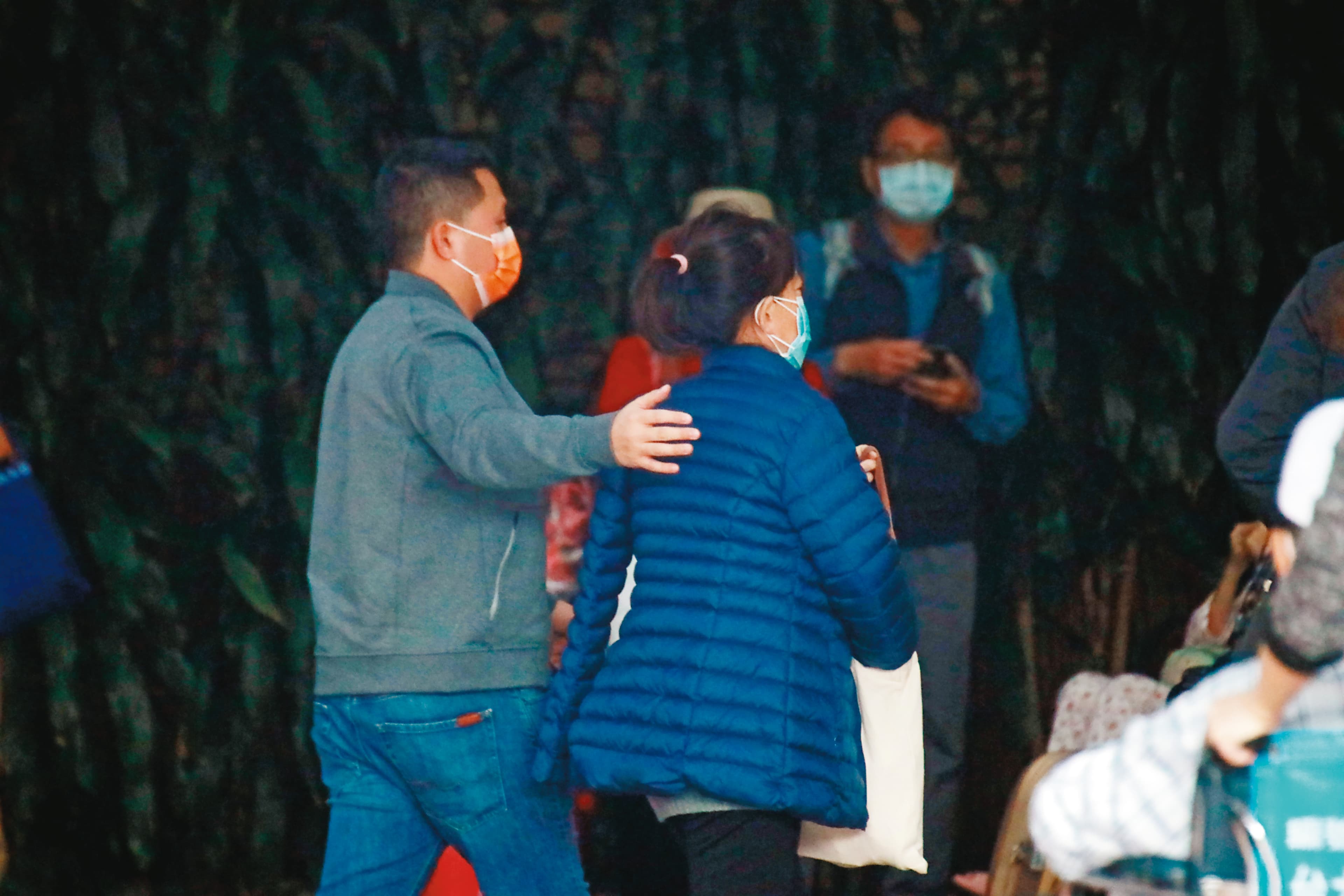 2020/12/29 10:29,李世聰住院期間,妻子劉萍(右)也和家人前往探視。