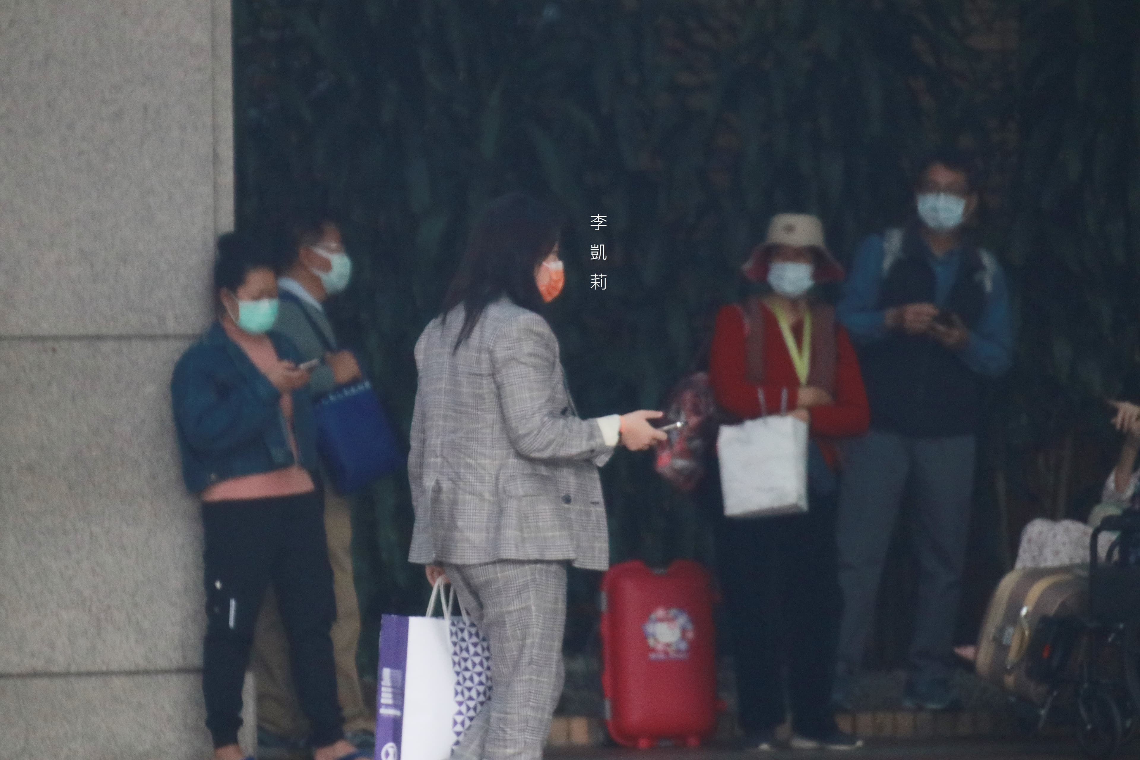 眼見父親受病痛折磨，李凱莉接任龍巖董座後，依舊撥時間前往醫院探視。