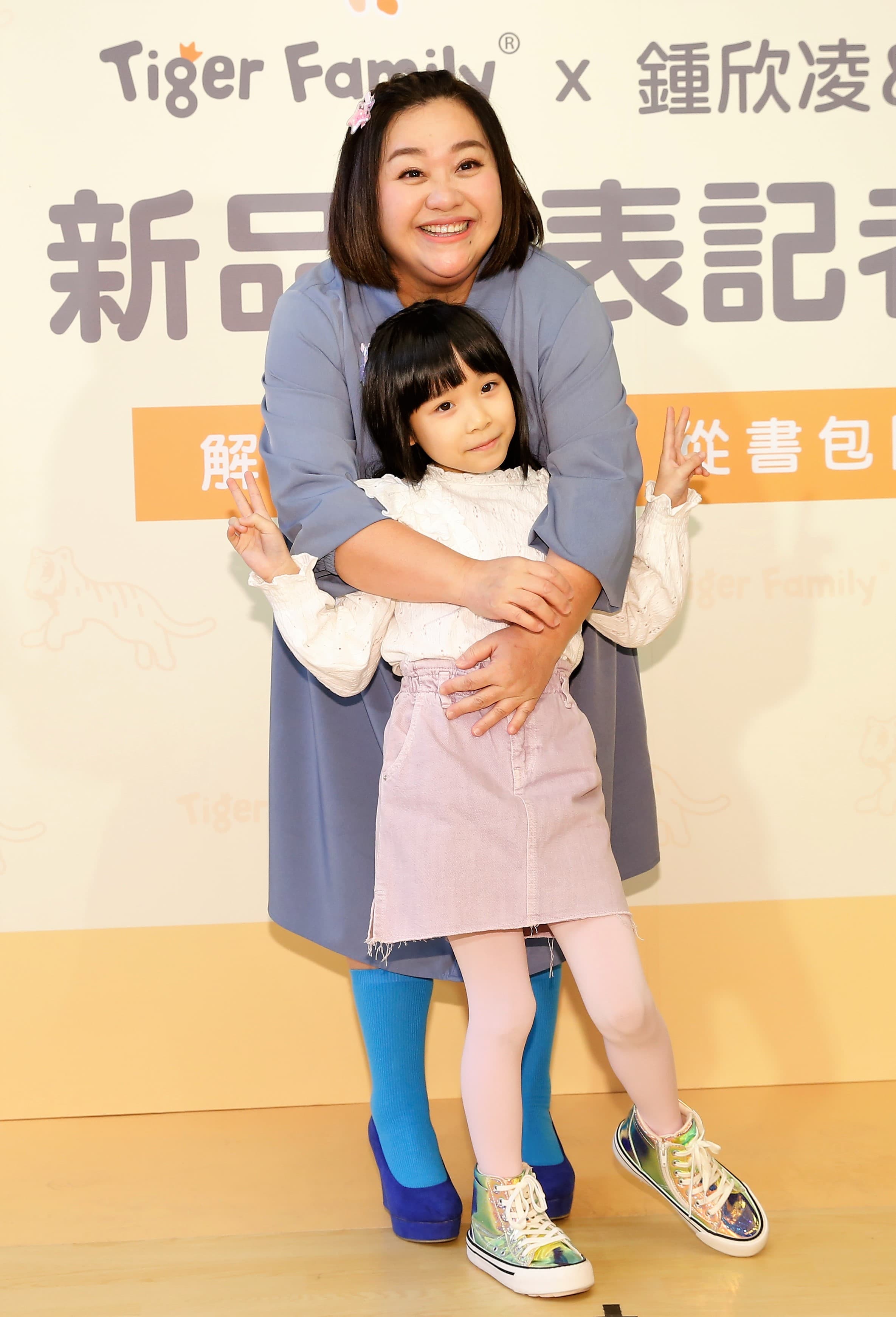 雖然鍾欣凌總被兩個女兒指定陪睡，但兔寶仍不忘吐槽老媽鼾聲大還有腳臭。