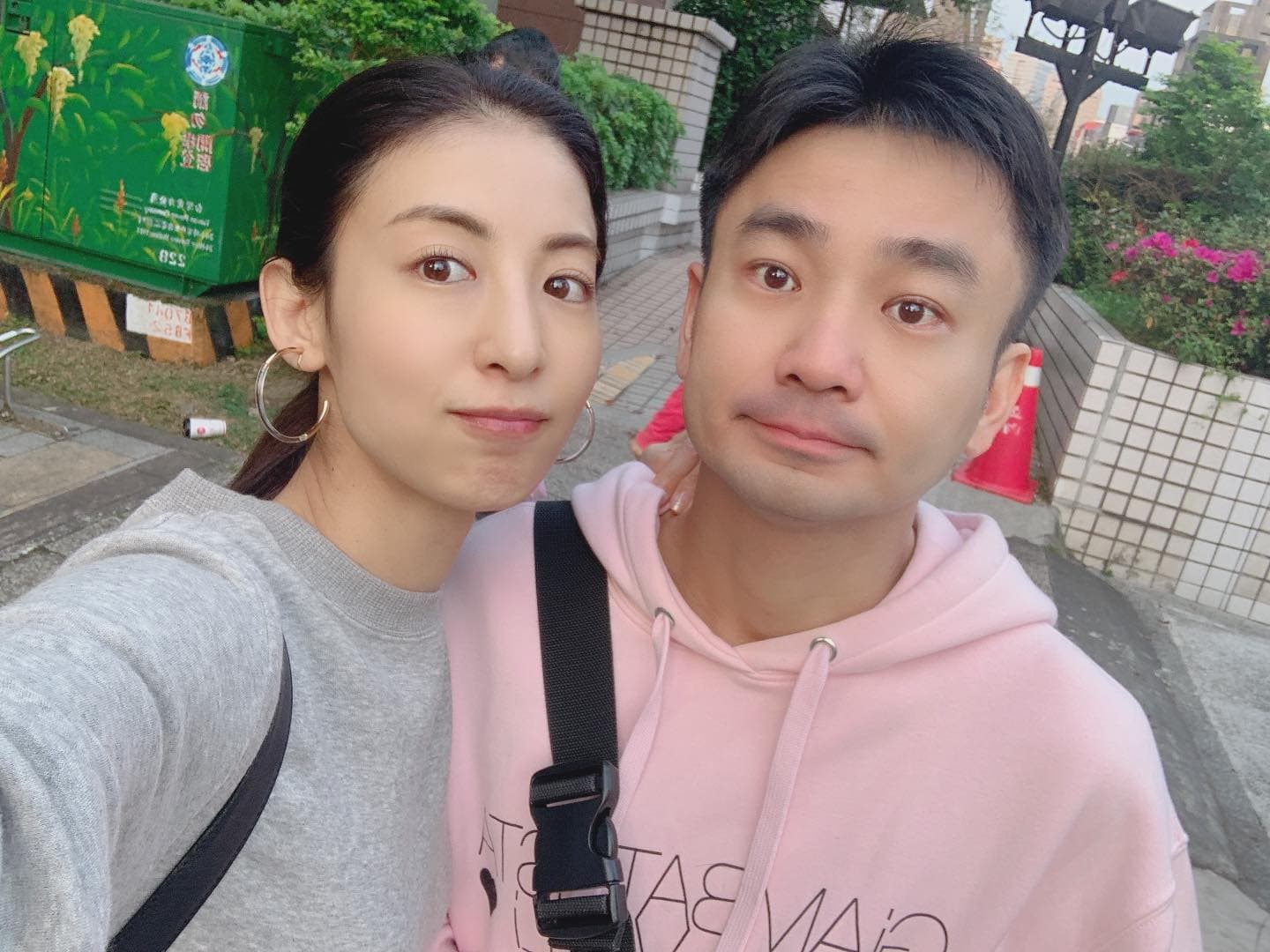 大久保麻梨子笑說很多人認為兩人有夫妻臉。（翻攝自大久保麻梨子臉書粉絲專頁）