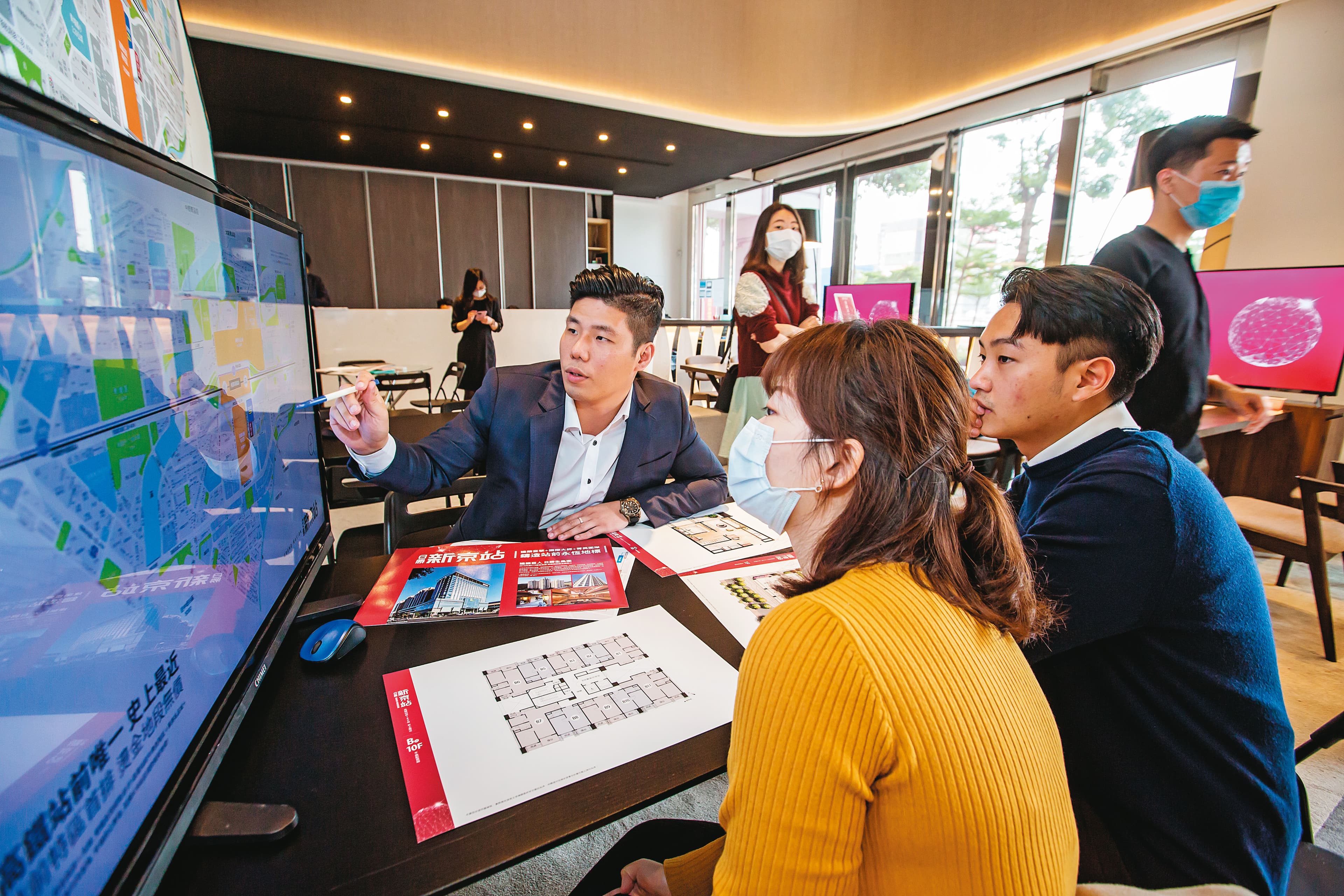 銷售端透露，政府打炒房後，購屋人潮中投資客已減少15％，自用族群持平。
