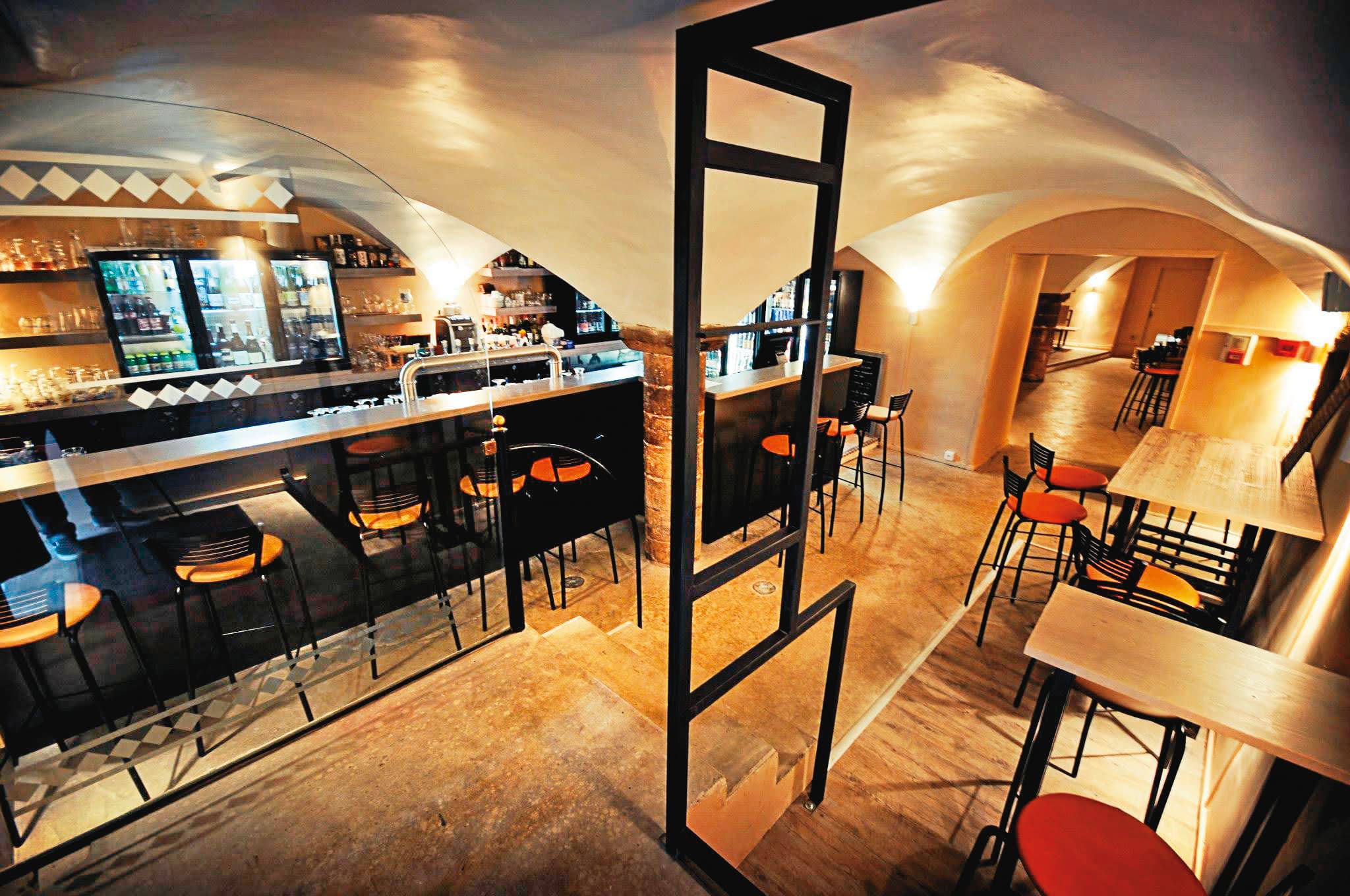 Cyril在里昂開的啤酒吧「Lfdm Le Bar À Lyon」位處地下室，充滿文藝復興時期特有的地窖風格。（福爾摩沙精釀提供）