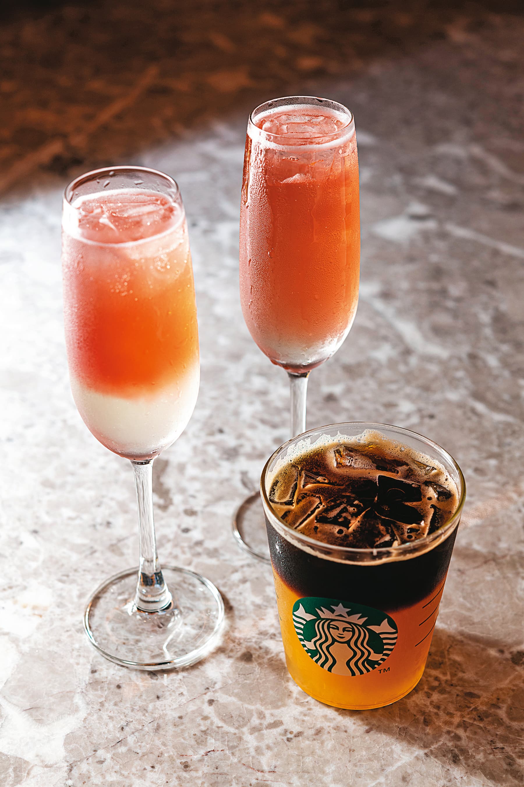 星巴克時代寓所店能喝到不少限定飲品，包括「粉紅年代氣泡調酒」（後，400元／1組2杯）與「金桔香柚冷萃咖啡啤酒」（前，200元／杯）。 