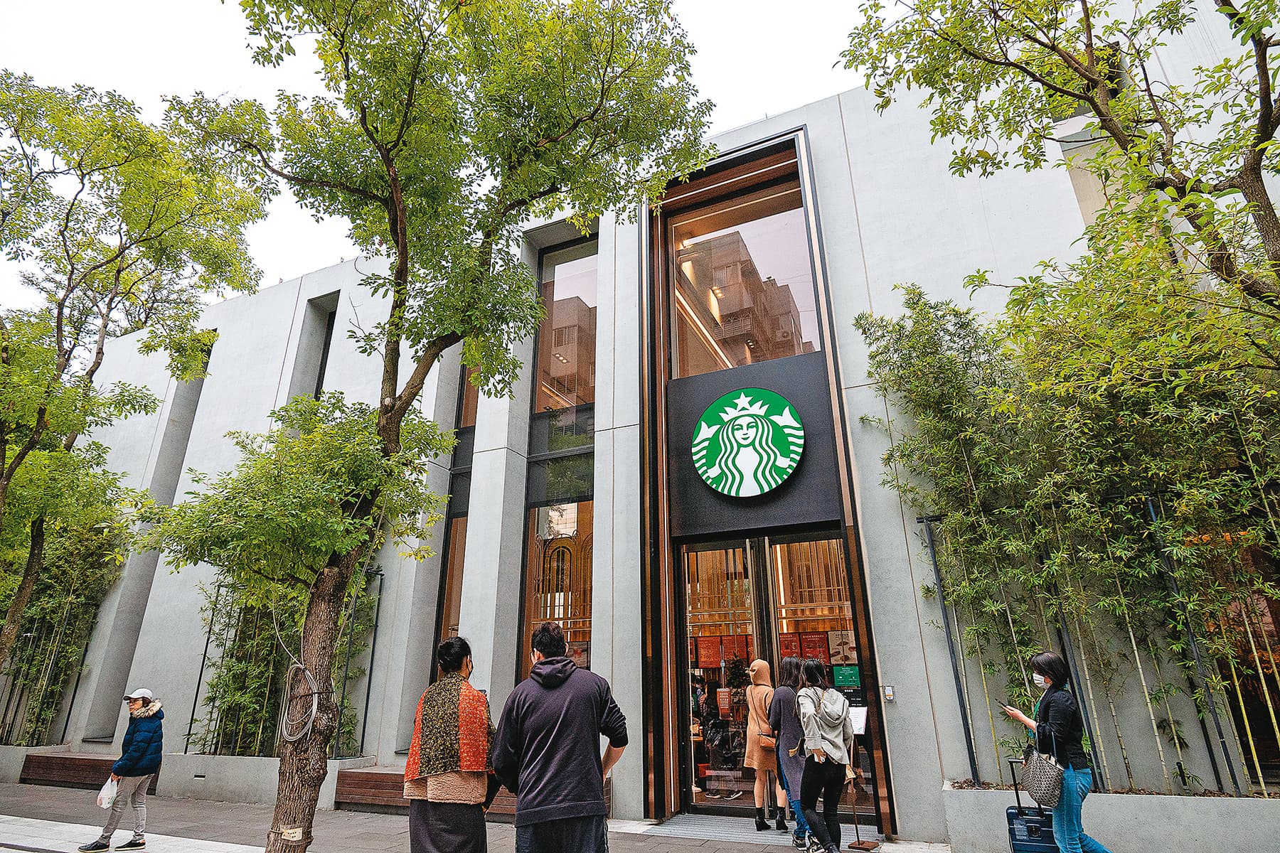 「星巴克時代寓所店」座落在酒店1樓的另一側，有獨立的入口。