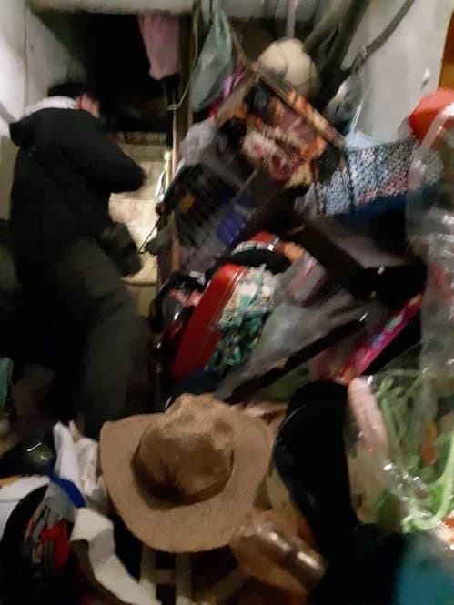 張男家中環境髒亂，警方和社工幾乎是用「爬」的進入。（新北市社會局提供）