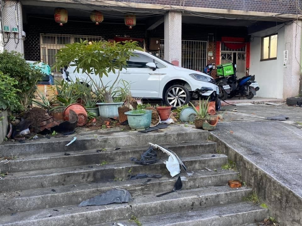 原PO表示，心愛的白色休旅車原本停在空地，竟遭銀色小轎車強烈撞擊，一路撞進自家屋簷下。（翻攝自《爆料公社》臉書社團）