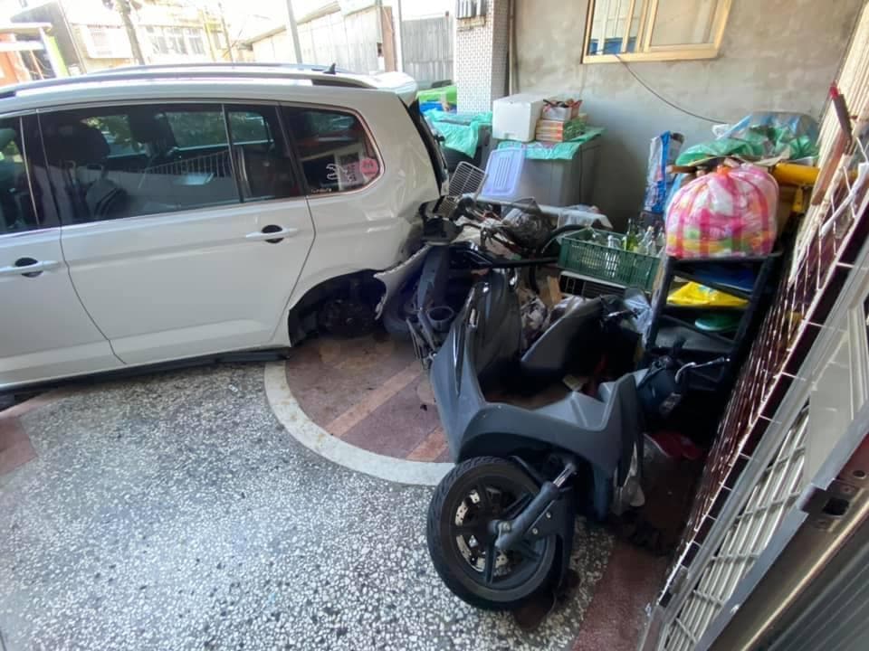 愛車遭撞後嚴重凹陷，保險桿、輪胎等多處脫落，還波及停在一旁的機車。（翻攝自《爆料公社》臉書社團）
