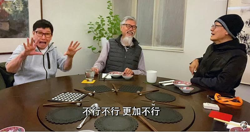 阿蘇在節目上誇張講述邱剛健約砲過程，更爆料對方將亡妻骨灰吃下肚。（翻攝自《飯前噴飯》YouTube頻道）