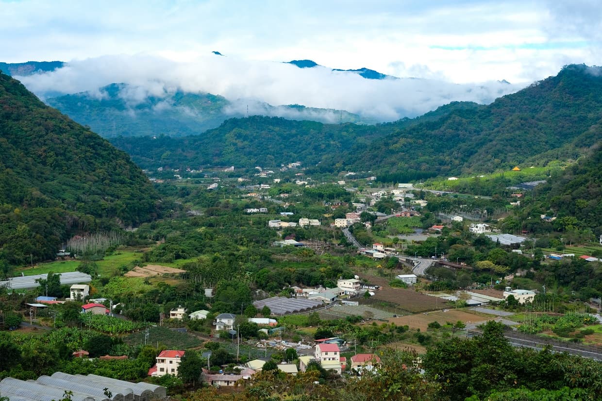 於松柏崙觀景平台居高欣賞國姓鄉的群山與河谷地形。