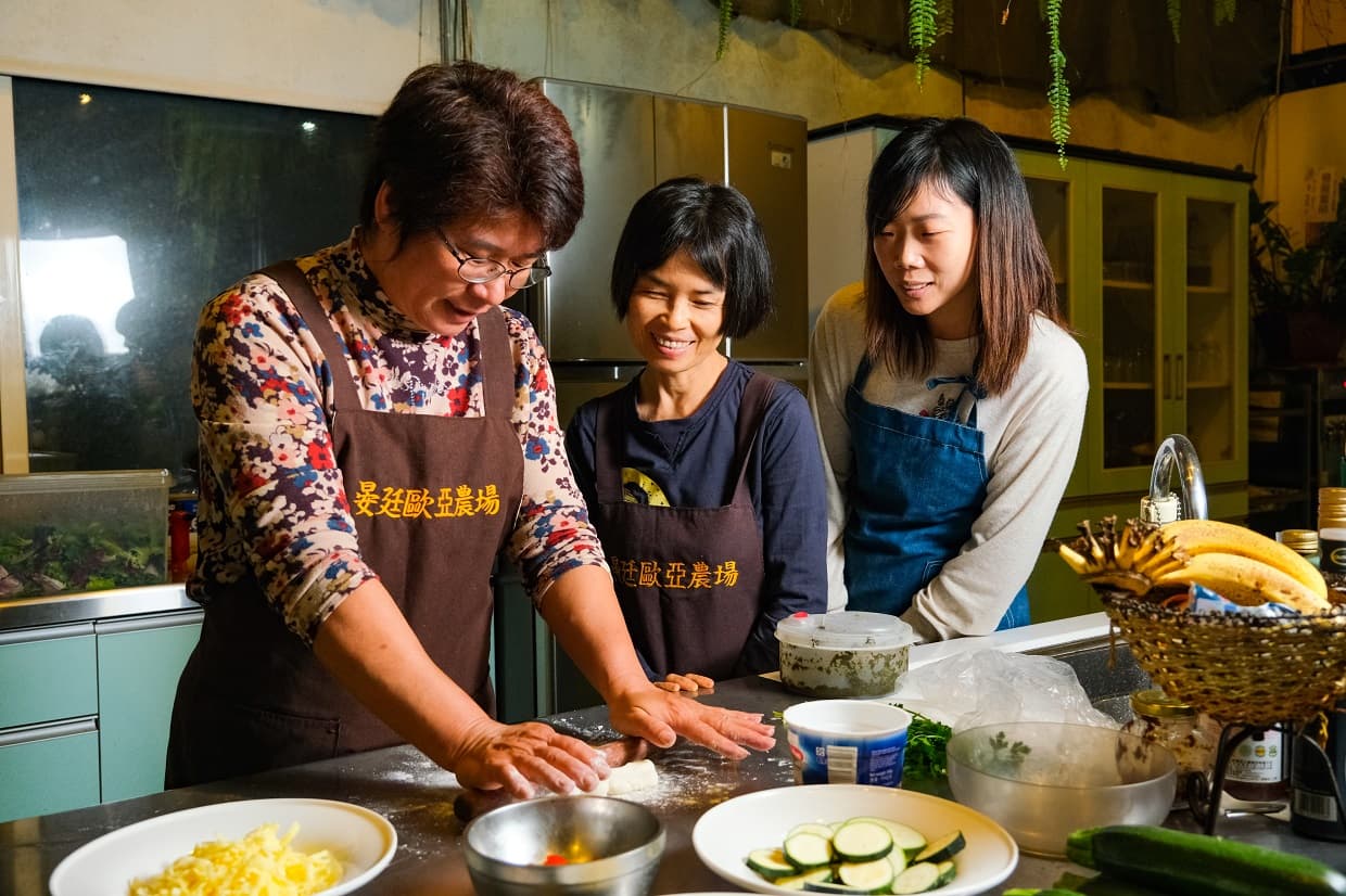 擅長料理的林晏廷，教大家如何擀好披薩皮。