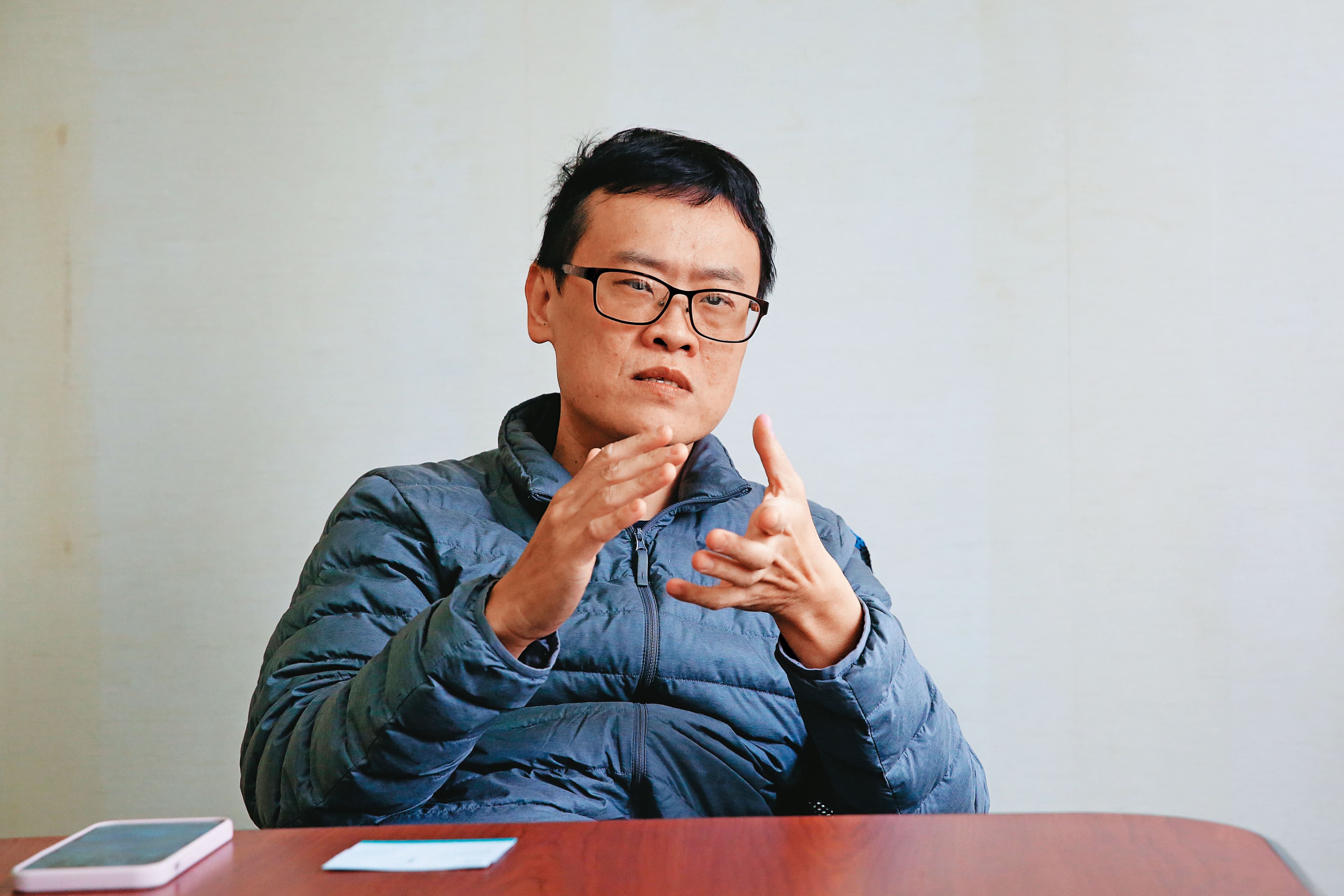 A片評論家一劍浣春秋認為，政府應正視SWAG等情色網站的問題。