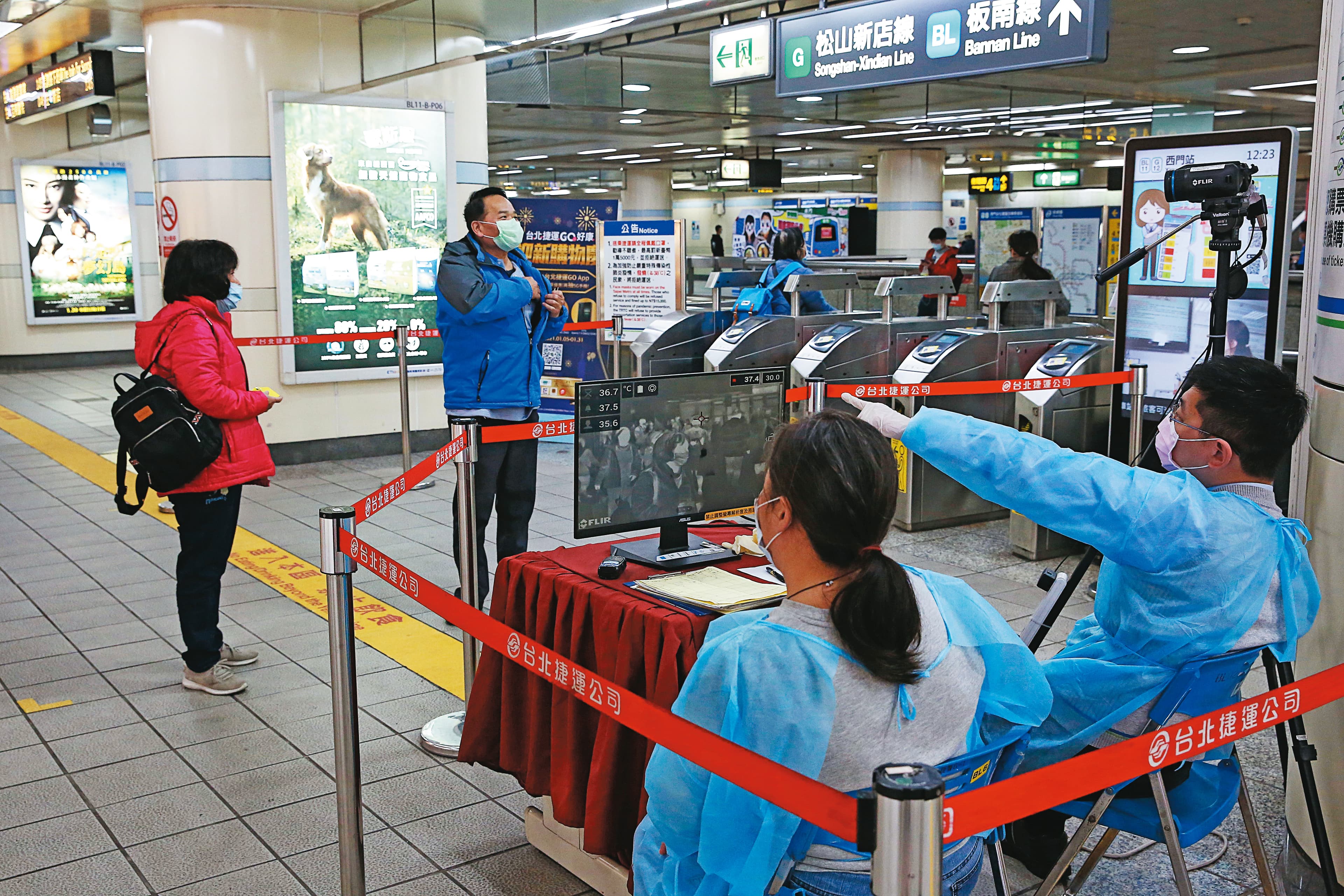 西門商圈逾7成的人潮來自捷運站，西門站內防疫至今不敢掉以輕心。